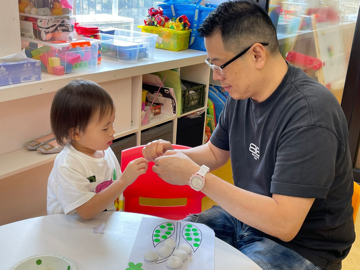 JalilaAzizi's tweet photo. Les toddlers @afhongkong se sont bien appliqués et tenaient à vous souhaiter, un joli mois de mai 🌸🌞
#afhk #fleprecoce #maternelle #ApprendreEnSamusant #learningfrench https://t.co/WUHtOii8ND