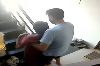 Amrlamnnn's tweet photo. Tergamak seorang anak lelaki bunuh ibu sendiri kerana isteri tercinta

Sanggup angkat mak yang baru lepas operate tu pergi bunuh.. Apa yang ibumu buat sampai macam ni sekali kau sanggup. Ibu tu jaga kau dari kecil sehingga kau ada apa yang kau ada sekarang!

Ini adalah bebenang https://t.co/ZdFJrBNf8w