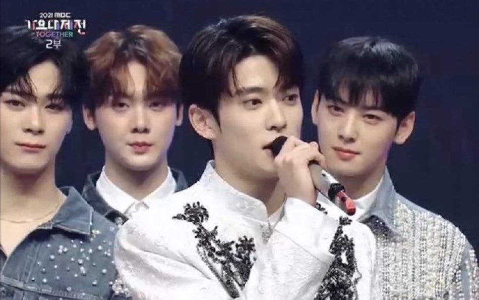 my_giant_babies's tweet photo. 가수 다수 출연하는 프로 나간 것 중에 솔찌 이때가 제일 차문산 뽕참.... 미친얼굴들 https://t.co/kNEqCJZWdq