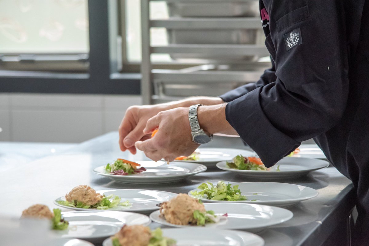Wij zijn opzoek naar een zelfstandig werkend kok.
Heb je zin om regelmatig voor nieuwe, leuke uitdagingen te staan, kom dan ons keuken-Team versterken.
Het betreft een fulltime functie voor 38uur.
Voor meer informatie, bel 0318-656006 of stuur een mail info@De4Zussen.nl