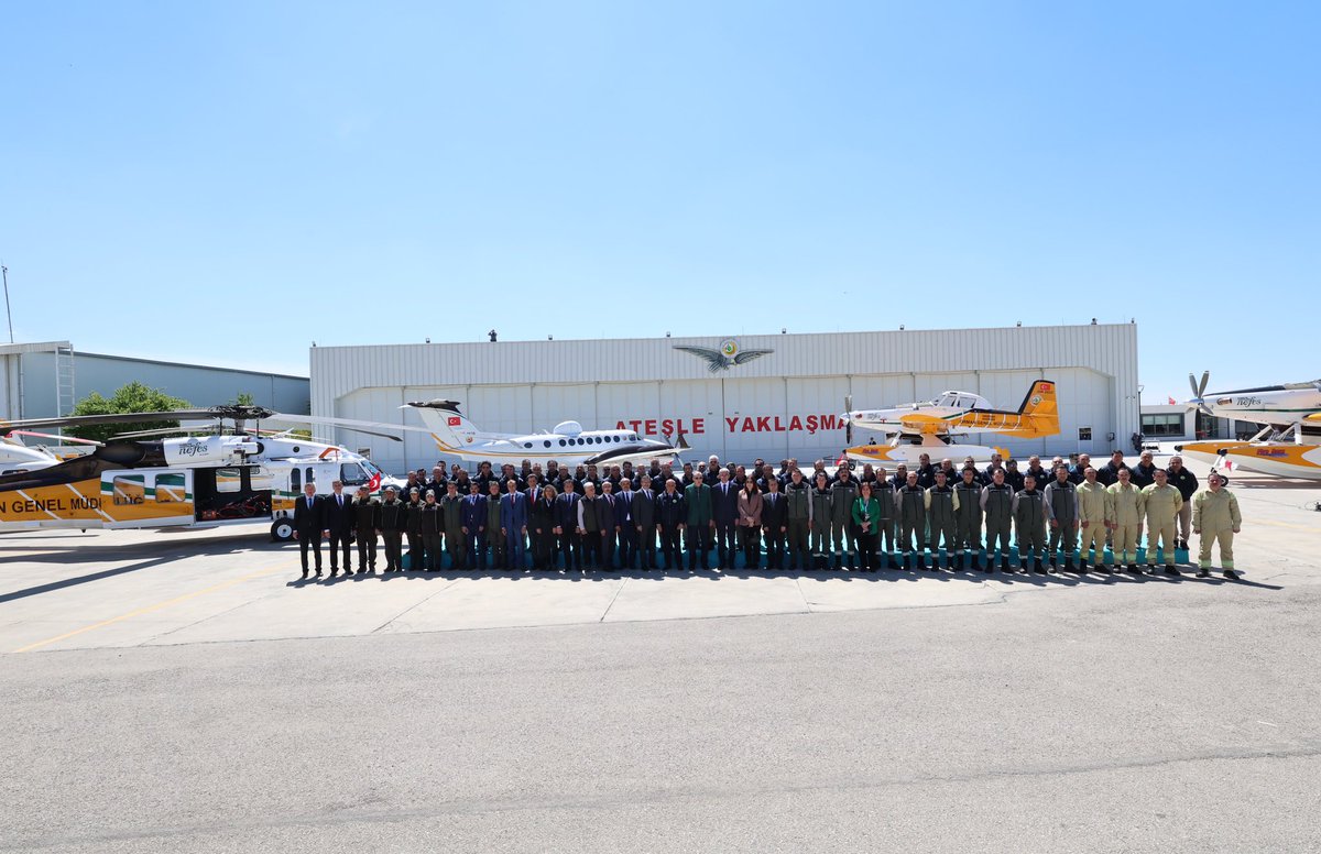 tcbestepe's tweet photo. Cumhurbaşkanı Erdoğan, orman yangını söndürme uçakları ve helikopterleri teslim törenine katıldı https://t.co/QBFpkq6ohz https://t.co/BJQlUlyvnv