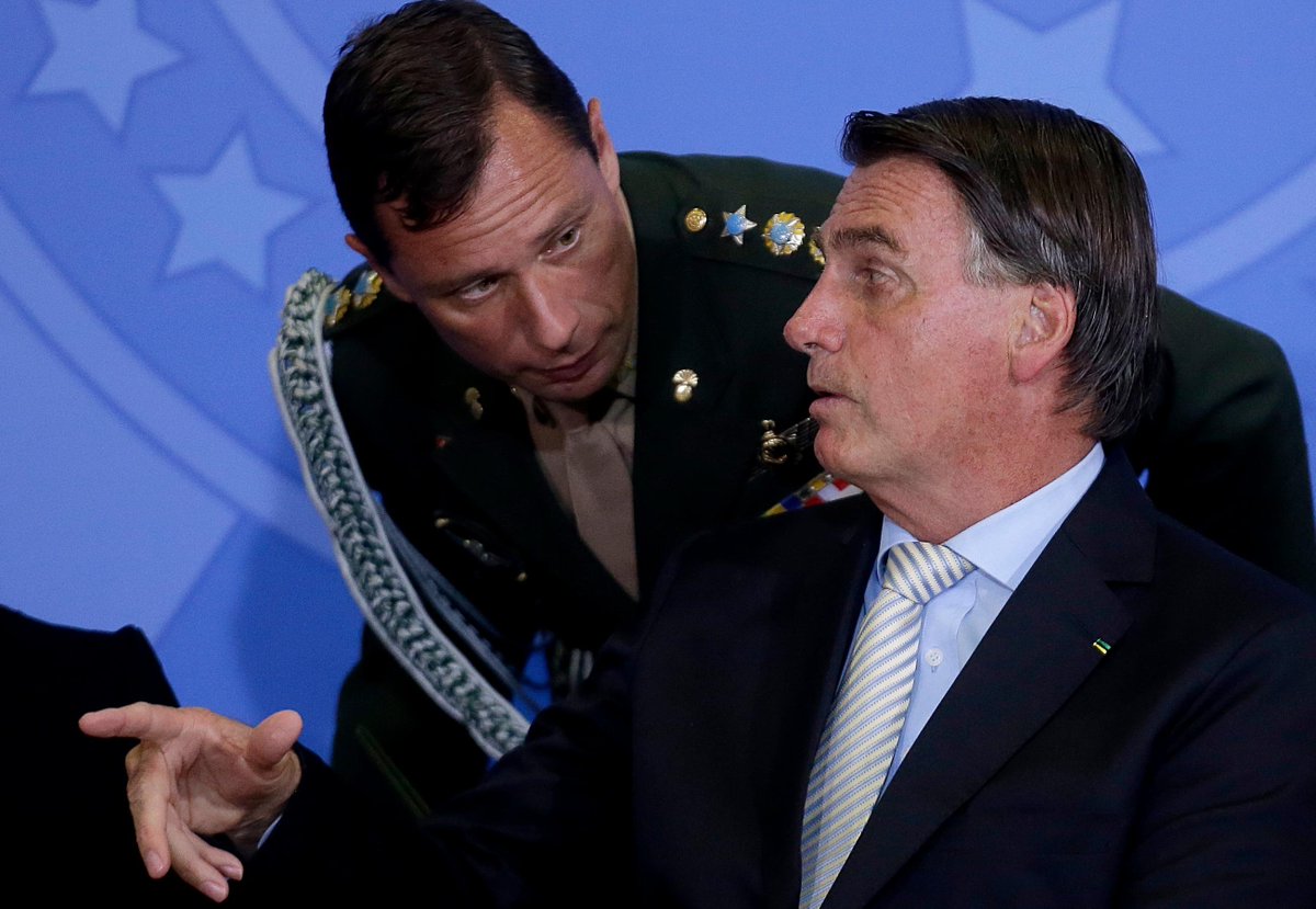 direitasiqueira's tweet photo. AH, PRONTO, AGORA QUEREM LIGAR O AJUDANTE DE ORDENS DO EX-PRESIDENTE JAIR BOLSONARO (FOTOS ABAIXO) AO EX-PRESIDENTE JAIR BOLSONARO!!! ESSA ESQUERDA INVENTA CADA HISTÓRIA!!! 😤 https://t.co/yrQWf56vn4
