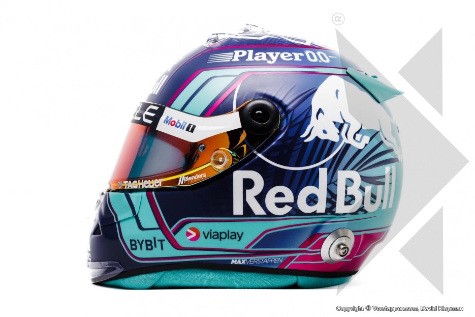 pitboarding's tweet photo. Tenemos el Casco de Max Verstappen para el #MiamiGP 

Personalmente me fascina este diseño, con mucha personalidad y con los colores que envuelven el GP de Miami

#helmet #max #verstappen #madmax #MaxVerstappen #f1 #Formula1 https://t.co/ZBSLumYwHw