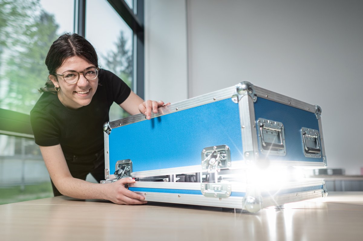 MunichQuantum's tweet image. ✨Was sich wohl in der Box verbirgt…? Besuch uns auf der @forscha, finde es heraus und experimentiere selbst! 

📅5.-7. Mai
📌Deutsches Museum Verkehrszentrum

🖥️Und warum eigentlich alle über #Quantencomputer sprechen, erklärt Dr. Barbara Kraus in ihrem Vortrag (6. Mai, 15 h)