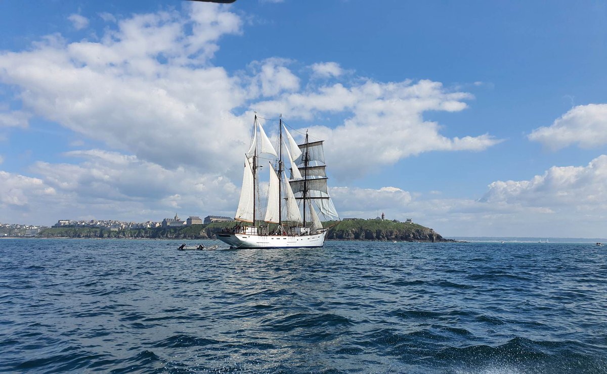 C'est toujours avec émotion et humilité que l'équipage de la Roche Noire croise le Marité, trois-mâts goélette, fleuron du patrimoine maritime français, ancien morutier sur les bancs de Terre-Neuve, qui célèbre cette année ses 100 ans,  et que les granvillais connaissent bien !