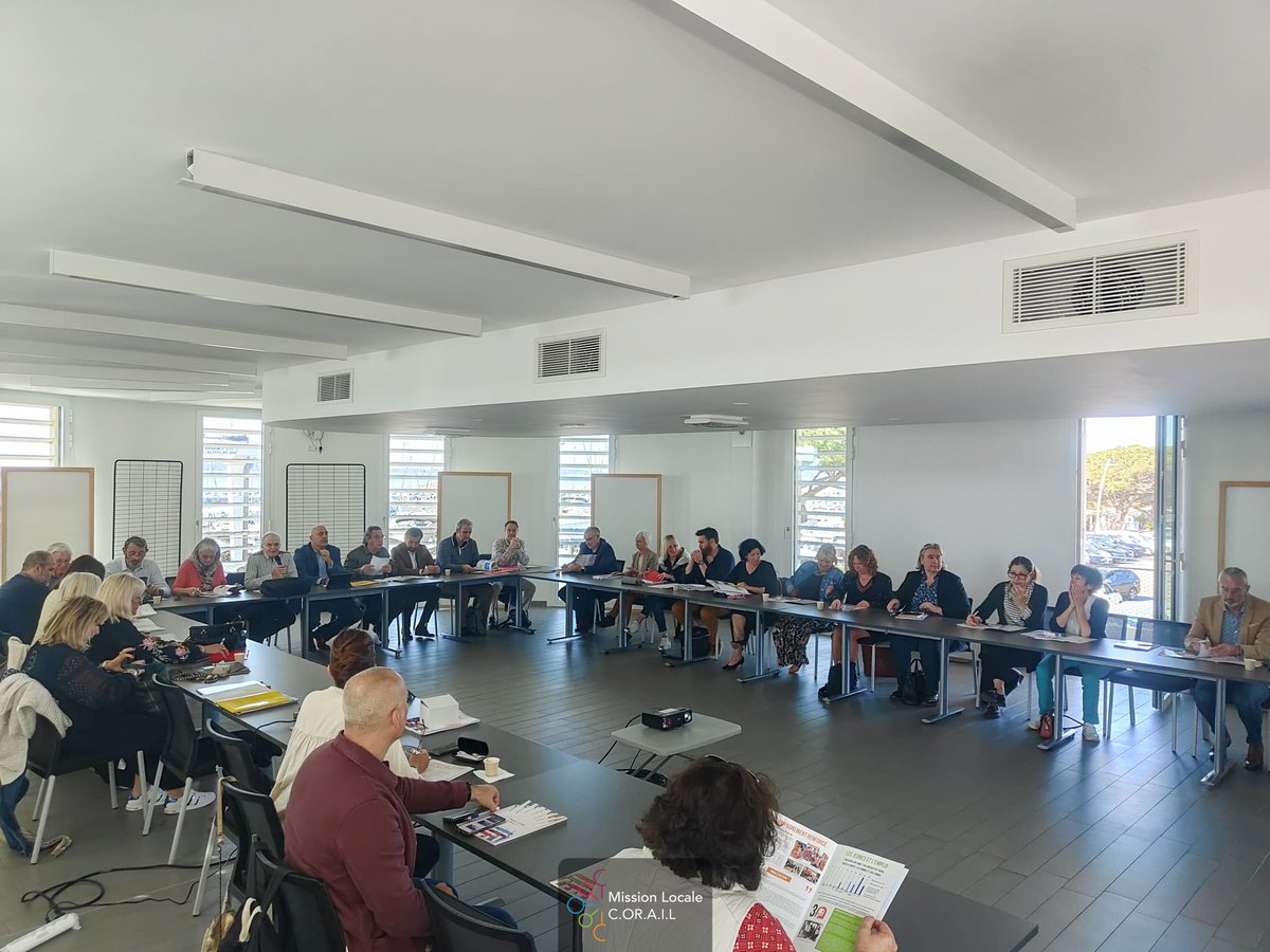 mlcorail's tweet photo. En direct d’un moment important pour notre association ; notre #AssembléeGénérale qui vient clôturer le bilan de notre année 2022. 😀

Merci à l'ensemble des membres, l'équipe, les partenaires, mais aussi la Région et l'Etat. 🤝

#MissionLocaleCORAIL #Association #Jeunesse https://t.co/nGeV6oKUAO