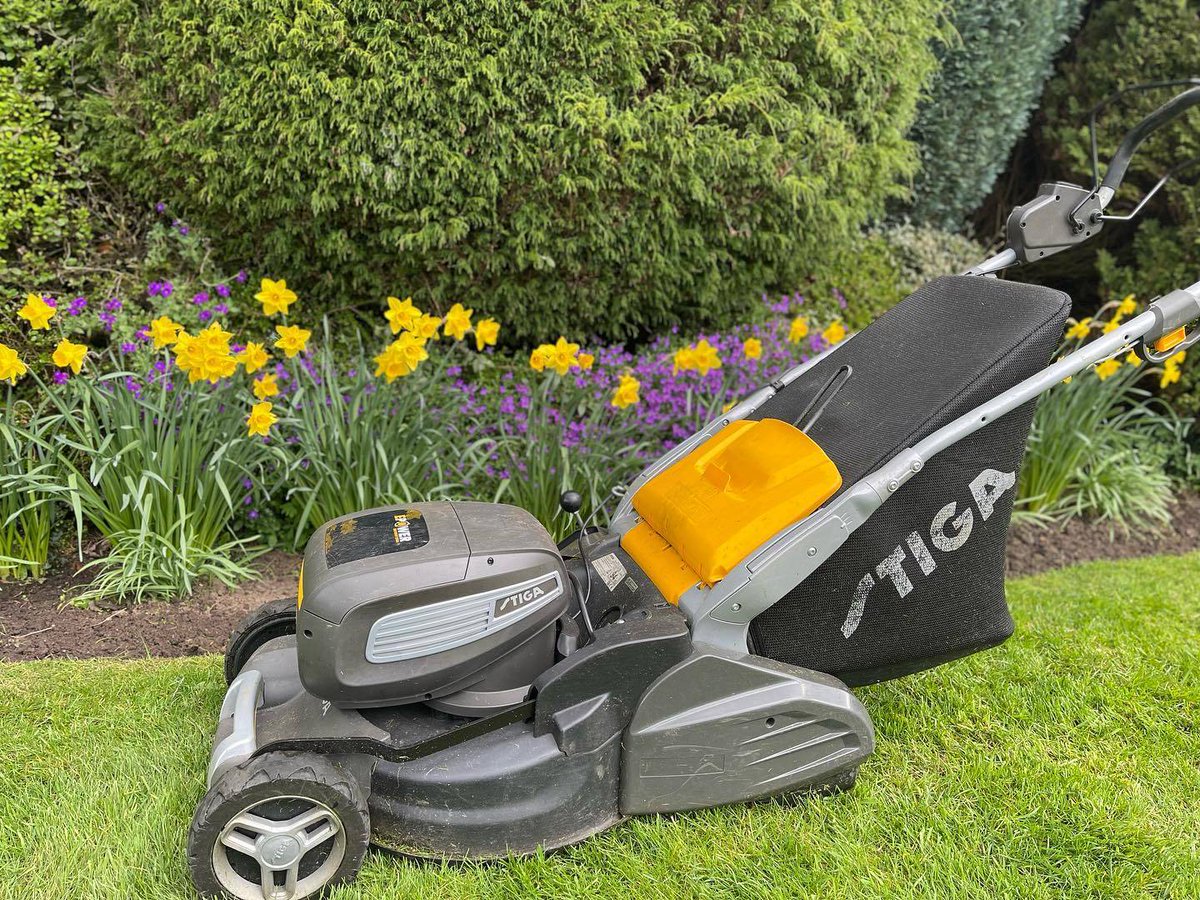 StigaLawnmowers's tweet photo. Happy May!
Pro gardener @anderton.maintenance.cheshire making the lawns of Cheshire beautiful with the help of #STIGA ePower battery roller mower!
Shop now in our Spring Sale https://t.co/22e4VmiYNB
#stigalawnmowers
#stigauk #rollermower #ePower #batterymower #spring #may https://t.co/pzeewfkdWu