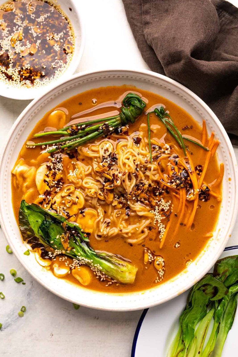 schmoozequeen's tweet photo. #Vegan Tonkatsu Style Ramen 
Rich, creamy and bursting with umami broth with a drizzle of chilli sesame oil on top. #Tonkotsu means "pig bone". This vegan version is #Porkless 🚫🐷🐽#CrueltyFree #PorkFree 
#VeganFood #VeganRamen #Plantbased #Ramen #Recipe 
https://t.co/EuCc8sDJo2 https://t.co/jI97ig5Kh1