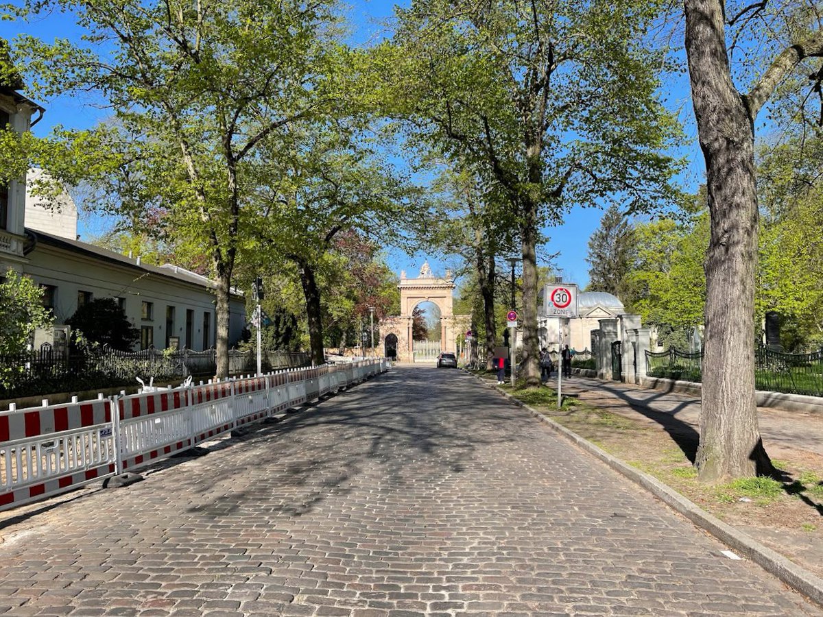 Die gelegentlichen Baustellen mit ihren temporären Halteverboten erinnern daran, wie großzügig und menschenfreundlich unsere Städte sein könnten, wenn nicht alles mit Autos zugeparkt wäre. #Berlin #Bürgerpark #WilhelmKuhrStraße