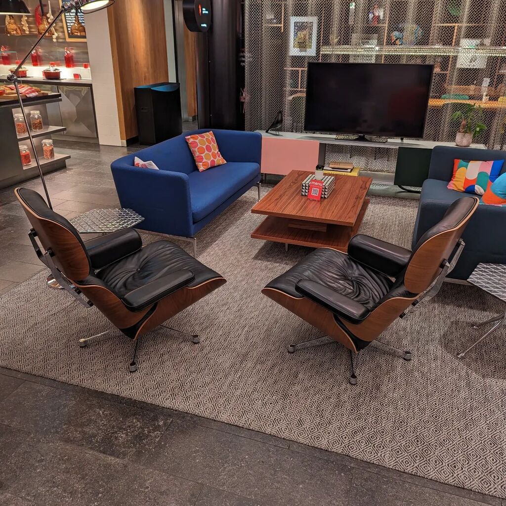 I'm a simple guy: hotel has Eames lounge chairs all over -> I'm happy

#eames #loungechair instagr.am/p/CrxmSUusnB2/