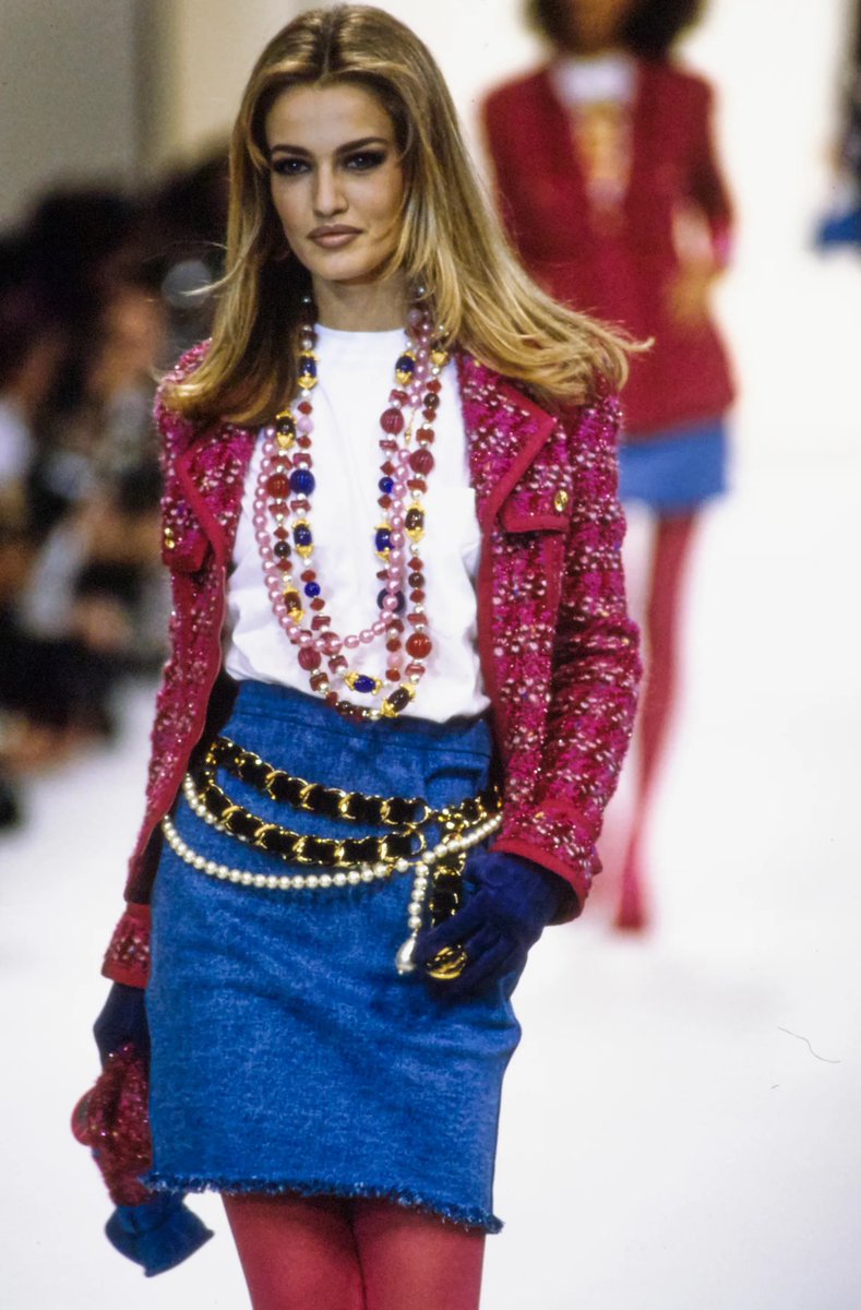 francarabias's tweet image. Recordando los años 90 de @CHANEL por #KarlLagerfeld 

Otoño 1991 Prêt-à-porter

Nueva entrada en mi #blogdemoda #EnlaZonaF

enlazonaf.blogspot.com/2023/05/chanel…

Tributo a Karl Lagerfeld

#fashionblog #fashionblogger #FranciscoCarabias #francarabias

#Chanel #KarenMulder #LindaEvangelista