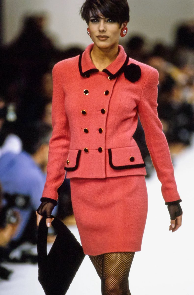 francarabias's tweet image. Recordando los años 90 de @CHANEL por #KarlLagerfeld 

Otoño 1991 Prêt-à-porter

Nueva entrada en mi #blogdemoda #EnlaZonaF

enlazonaf.blogspot.com/2023/05/chanel…

Tributo a Karl Lagerfeld

#fashionblog #fashionblogger #FranciscoCarabias #francarabias

#Chanel #KarenMulder #LindaEvangelista