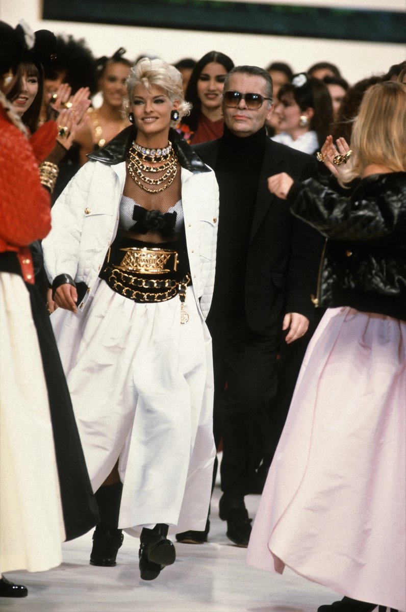 francarabias's tweet image. Recordando los años 90 de @CHANEL por #KarlLagerfeld 

Otoño 1991 Prêt-à-porter

Nueva entrada en mi #blogdemoda #EnlaZonaF

enlazonaf.blogspot.com/2023/05/chanel…

Tributo a Karl Lagerfeld

#fashionblog #fashionblogger #FranciscoCarabias #francarabias

#Chanel #KarenMulder #LindaEvangelista