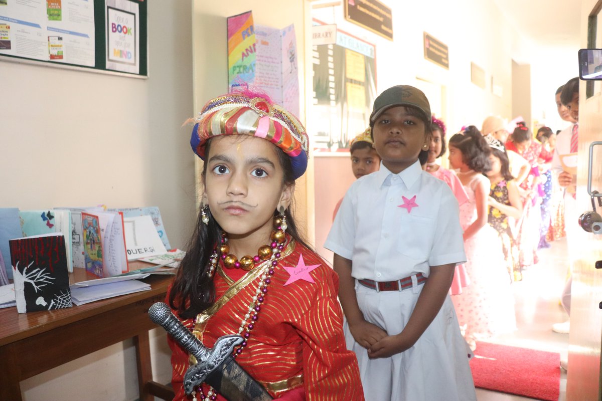 🎭🤩 At APS SGNR, The character parade at Pustakayan was a feast for the eyes and the imagination! 🤩🎭
📖🎊 Parents and students alike were amazed by the literary talent on display at Pustakayan! 🎊
#ImmersiveWriting #BookFiesta #StudentSuccess
#LearningThroughLiterature
