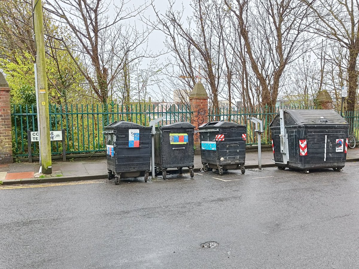 MarkStrongQP's tweet image. This is the same location a week ago which nobody commented on. Obv it's not good though, &amp;amp; I've asked for it to be cleared asap but there's a backlog after the Bank Holiday. It's a result of years of underinvestment in #CityClean which can't be turned round in a couple of years.