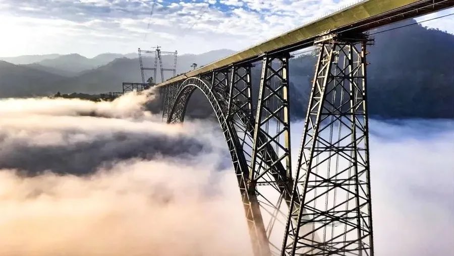 dixitsudhir12's tweet photo. The world's highest rail bridge in India is an engineering marvel.
#Chenabbridge
#ManMadeMarvel
Concrete arch bridge constructed between Bakkal and Kauri & most sophisticated 'Tekla' software is employed for structural detailing suitable for -10°C to 40°C
@RailMinIndia 🚂 https://t.co/dvhoXX8wrq