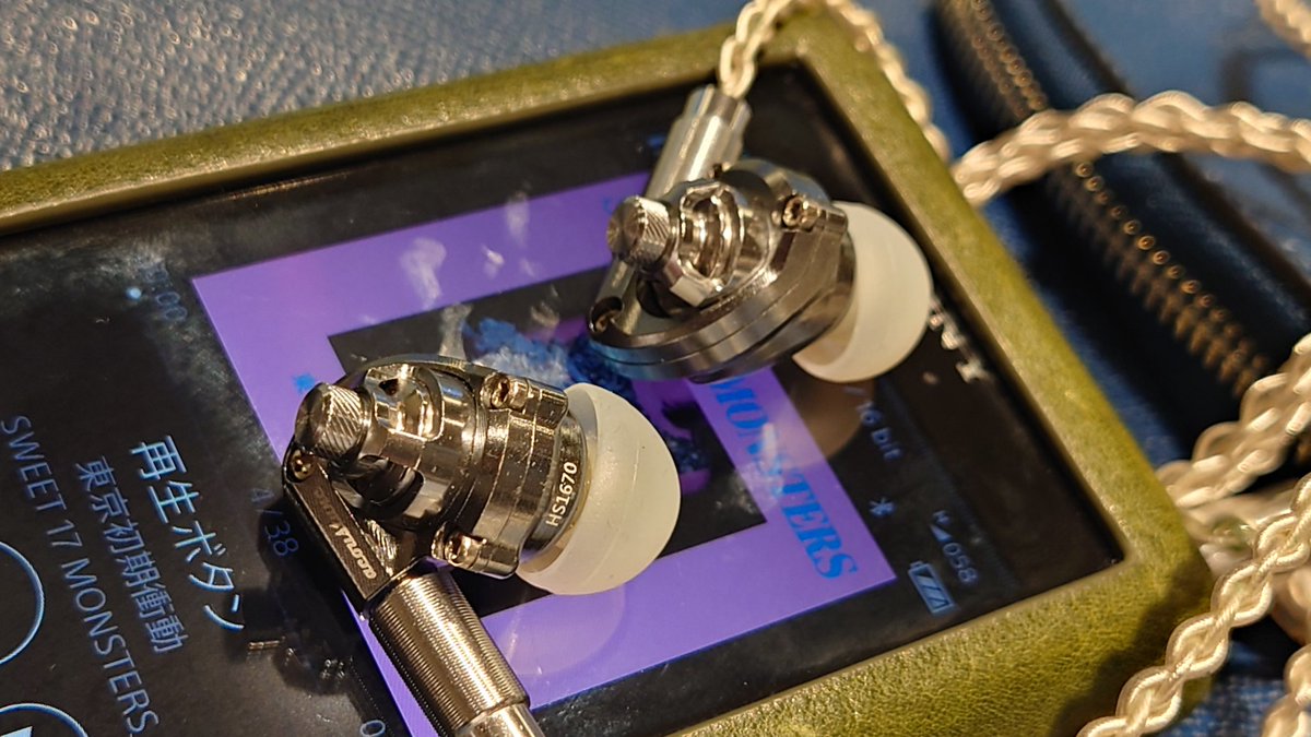 ryoutadb's tweet photo. 今日はAcoustune Hs1670ssと付属ケーブルのままです😇バランスも買ったけど、もう少しこちらで楽しみます。緑化は見た目の問題だけですもんね。タブン😇というか、この純正の組み合わせから抜けられません😇aet07の復刻はよう😇
#acoustune
#hs1670ss
#今日のイヤホン https://t.co/jZ83u2ACjs