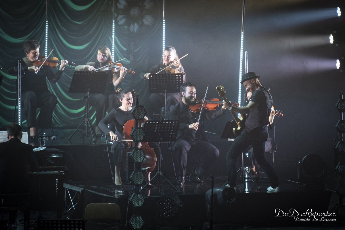 rockmoda's tweet image. E ora si torna a Torino per altre quattro serate al Teatro Colosseo, a partire dai sold out di venerdì e sabato! Vi aspettiamo, romantici ❤️🍀 
 📸 @marinocuccato, #davidedilorenzo

#Modà #ModàLive #ModàeOrchestra #Modà20 #Gioia10 #Romantici @officialFandP