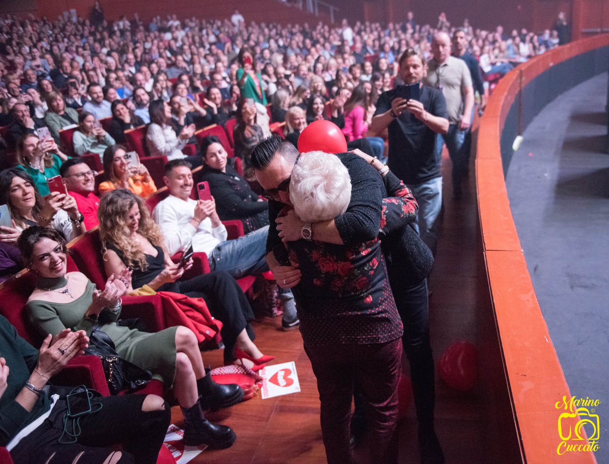 rockmoda's tweet image. E ora si torna a Torino per altre quattro serate al Teatro Colosseo, a partire dai sold out di venerdì e sabato! Vi aspettiamo, romantici ❤️🍀 
 📸 @marinocuccato, #davidedilorenzo

#Modà #ModàLive #ModàeOrchestra #Modà20 #Gioia10 #Romantici @officialFandP