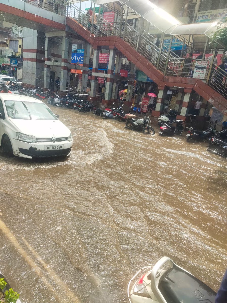 dtptraffic's tweet photo. Traffic Alert
Traffic is affected in the carriageway from  AIIMS towards IIT due to waterlogging near Yusuf Sarai. Kindly avoid the stretch. https://t.co/M2Wdafunnt
