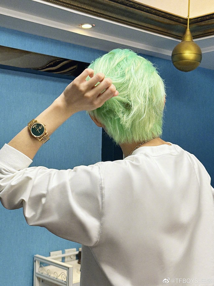 roystation_WLR's tweet photo. 03.05.23 | #VươngNguyên update weibo 
Lúc mới nhuộm xong có chút không nhận ra chính mình rồi
Sau khi trở về từ buổi hòa nhạc, tôi cũng không nhận ra mình nữa.
Có thể cần phải nhanh chóng đến 13/5 để làm quen lại <icon PKCH>
#RoyWang #wangyuan #WeLoveRoy #王源 https://t.co/etN79pof4i