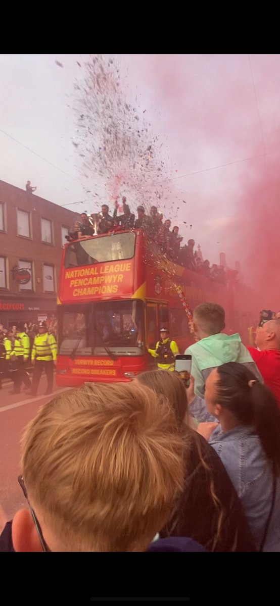 Brilliant photo of Dad letting off one of our confetti canons at the Champions Parade last night. What a year  ⚽🏆🎉 Wrexham we ❤️ you  <a href="/Wrexham_AFC/">Wrexham AFC</a> <a href="/VancityReynolds/">Ryan Reynolds</a> <a href="/RMcElhenney/">Rob Mac</a>