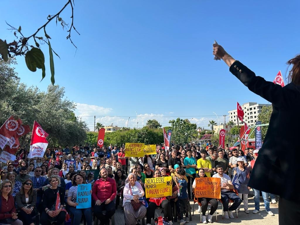 silanekinciii's tweet photo. 21 yıldır memlekete karanlığı, açlığı ve sefaleti dayatan, hayatlarımıza siyasal gerici islamla ören bu iktidara tek sözümüz var; hesaplaşacağız
#tipsenin #tipbenim #mersin
#şilanekinci #tbmm #tipsensin #gençlik https://t.co/DOna2KtSUQ