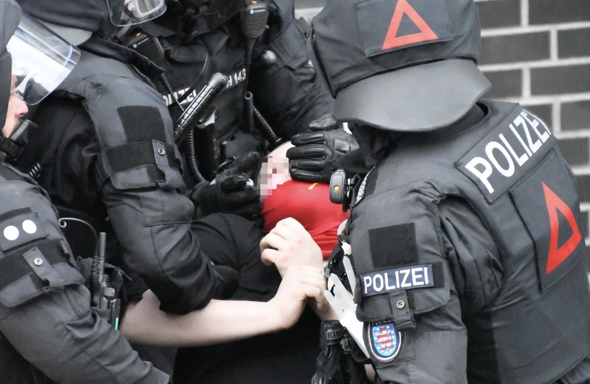 Melissa_Butt_'s tweet photo. Schwarze Block in Gera, wie er Schmerzgriffe gegen Zivilgesellschaft einsetzt. 
#g0105
 
Foto bei @PietLustiger ausgeliehen (hoffe das ist okay) https://t.co/sQ1rDxurJ1