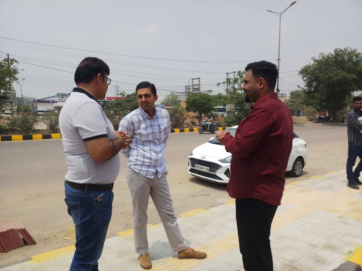 DevelopNewGgn's tweet photo. Our team had a joint visit with XEN,AE, JE of Infra -1 &amp; Maintenance division of @OfficialGMDA in New Gurugram sectors to check for on going work,
also discussed over the special repair &amp; maintenance on sector dividing roads they assured the #patch_work May start in next 5-7 days https://t.co/L8VU2Xb2Wh
