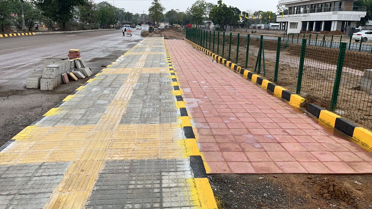 DevelopNewGgn's tweet photo. Our team had a joint visit with XEN,AE, JE of Infra -1 &amp; Maintenance division of @OfficialGMDA in New Gurugram sectors to check for on going work,
also discussed over the special repair &amp; maintenance on sector dividing roads they assured the #patch_work May start in next 5-7 days https://t.co/L8VU2Xb2Wh