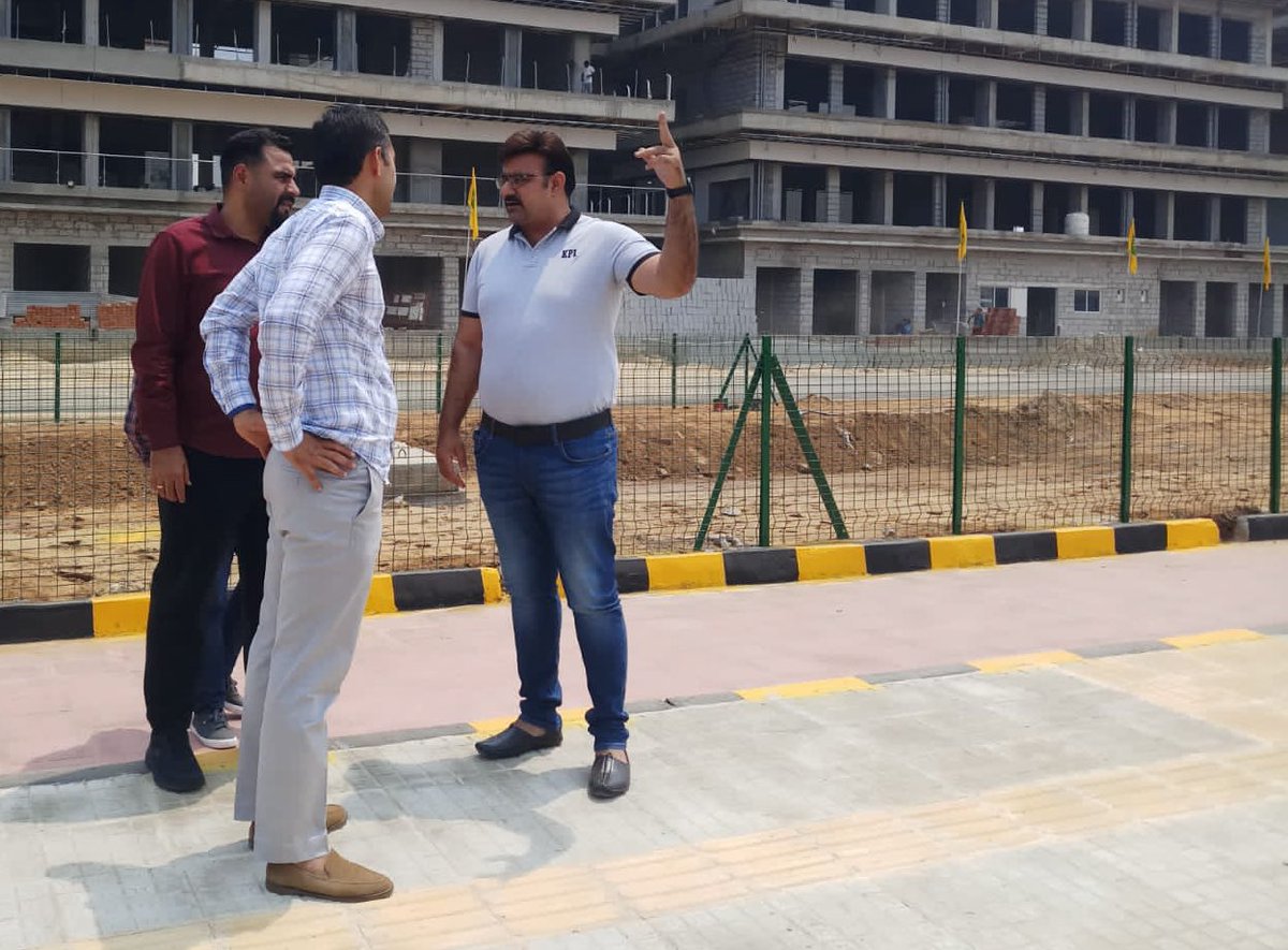 DevelopNewGgn's tweet photo. Our team had a joint visit with XEN,AE, JE of Infra -1 &amp; Maintenance division of @OfficialGMDA in New Gurugram sectors to check for on going work,
also discussed over the special repair &amp; maintenance on sector dividing roads they assured the #patch_work May start in next 5-7 days https://t.co/L8VU2Xb2Wh