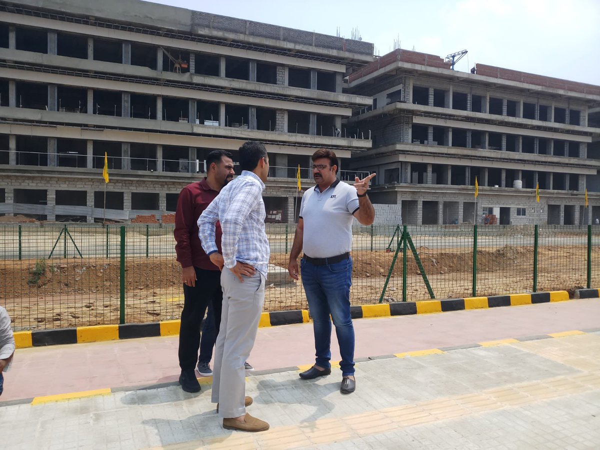 DevelopNewGgn's tweet photo. Our team had a joint visit with XEN,AE, JE of Infra -1 &amp; Maintenance division of @OfficialGMDA in New Gurugram sectors to check for on going work,
also discussed over the special repair &amp; maintenance on sector dividing roads they assured the #patch_work May start in next 5-7 days https://t.co/L8VU2Xb2Wh