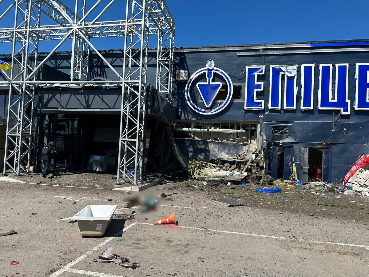 __kurlyk_'s tweet photo. #russians fired at the only working hypermarket in #Kherson.

as a result 3 people died and 5 more were injured.

#russiaisaterroriststate #sanctionrussia #ArmUkraineNow
#RussianWarCrimes #tanksforukraine #F16ForUkraine #freethehawkei https://t.co/35FMUD2GtR