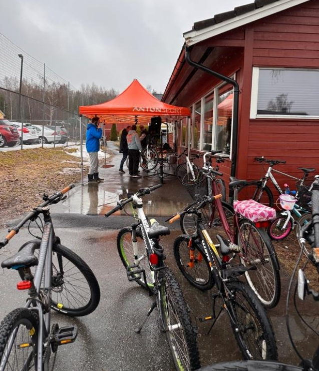 Clean_Cultures's tweet photo. We had our 2nd intervention event in Norway: #Myrsletta Environmental Day included bike repairs, dance performance, drawing competition and discussions with local politicians. One of the hot topics under discussion were car-pooling and the  process of building new garages. https://t.co/2ZUTrXhw8z