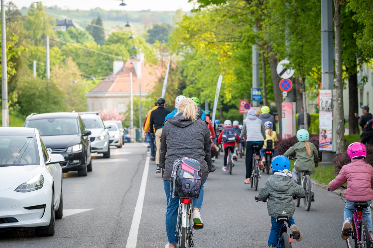 DoeblingRadelt's tweet image. Mit Bewegung, Freude, Selbständigkeit und neuen Verkehrskompetenzen in den Schultag starten? Döblinger Bici-Bus erfolgreich gestartet. Am 26.5. und 23.6. fahren wir wieder mit dem Rad am Morgen in die Schule von Sievering nach Grinzing.
radeln.wien/bici-bus-doebl…