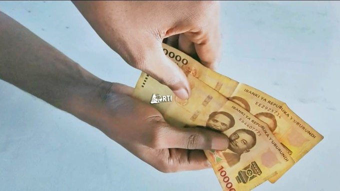 RT_Isanganiro's tweet image. Certaines femmes fonctionnaires en communes #Rugombo et #Mugina de la @CibitokeProv  dénoncent des violences économiques à leur égard. Ces femmes disent que leurs maris retirent de l’argent de leurs comptes bancaires à leur insu à des fins non familiaux.

#Burundi
#Abatwip