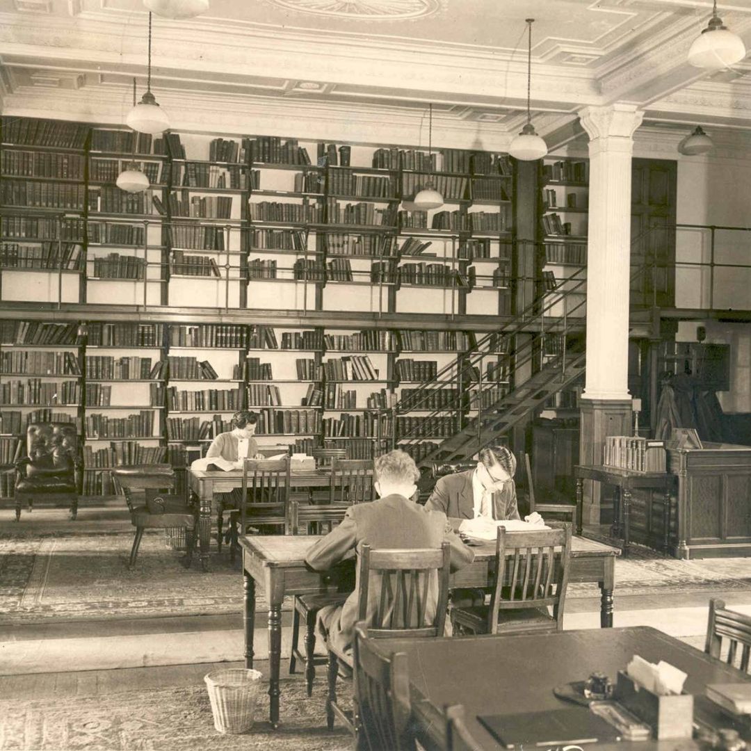 TheLondonLib's tweet image. Today is our 182nd birthday! 🎉

#OnThisDay in 1841 we opened our doors for the very first time, housing around 3,000 books. Almost 200 years later, we hold around a million volumes and continue adding around 6,000 new ones every year!