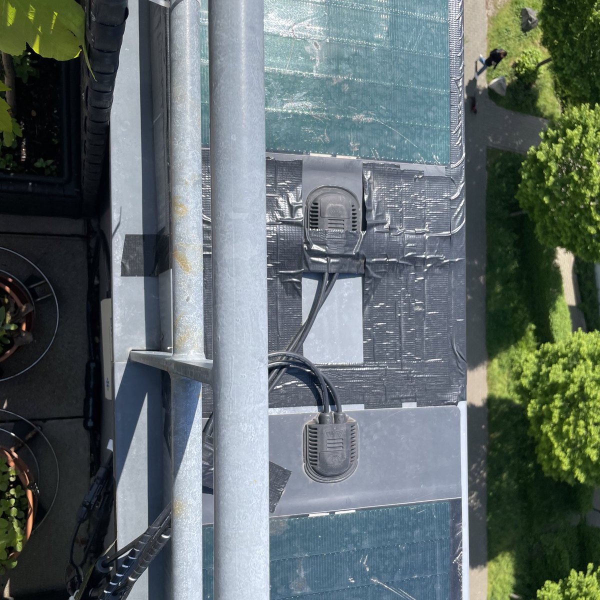 balkonsolar's tweet photo. Test mit Klebemodul auf der #Balkon läuft. 160 w insgesamt, alter Wechselrichter, bringt 148 w, Mittags um 12:00.
#klebemodul #balkonsolar #envertech https://t.co/eizqJ2352G