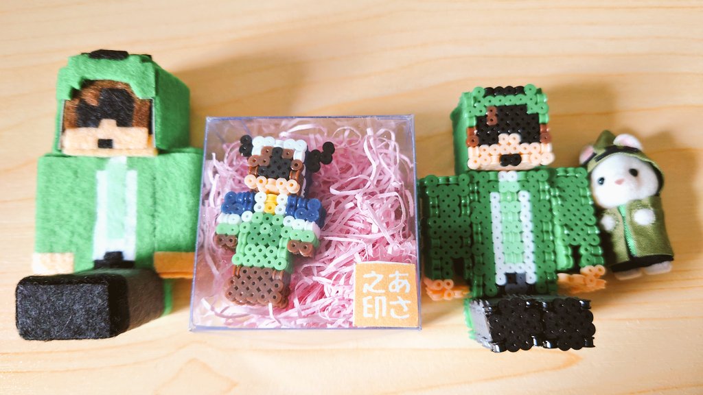 超会議両日でいただいたものたち〜!!
壮観です、みなさんありがとうござい ました🥹💚
(1枚目)1日目に頂いた物
(2枚目)2日目〃
(3枚目)六花さんの御本とブリッツ!
(4枚目)左からひよかさん作のフェルトドール、朝さん作のナノビーズンベチョムゲチョ、りゅいさんのムゲバニア! 