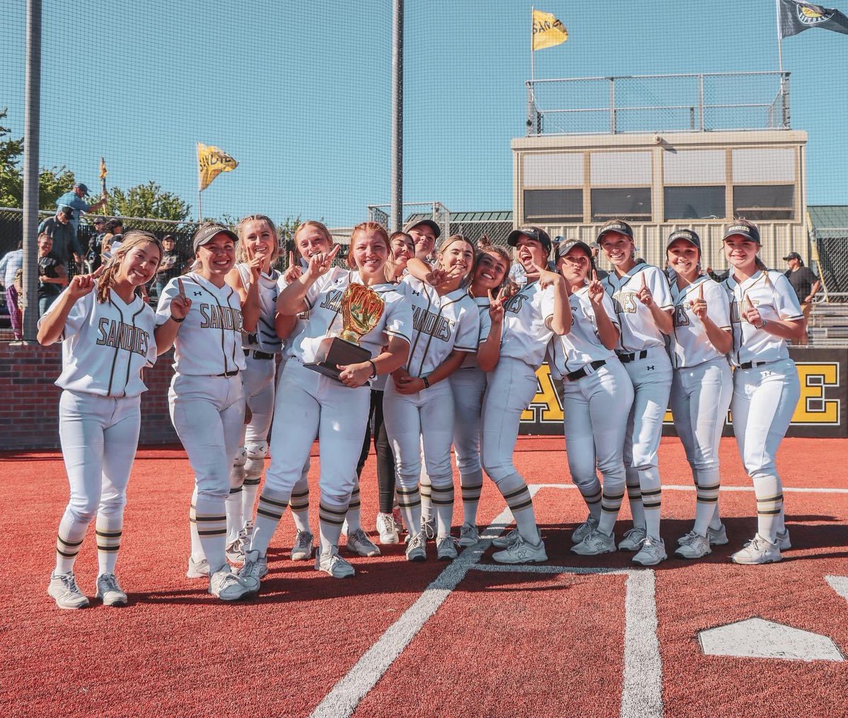 DanaeLopez806's tweet photo. Bi-district Champs! 20th HR of the season and a double. 🖤🌪️💛#goldglovechasin #sandiesoftball @AFsoftball05 @AFSBALL @TakeCharge_SB @TexasAthlete806 @ExtraInningSB  @SBRRetweets @LegacyLegendsS1 @PressPassSports @KaleSteed @CoastRecruits @CBrakebill @hpisani91 https://t.co/iUIQGuiSP5