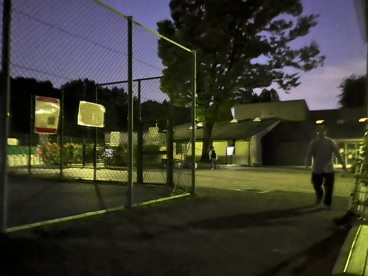 msssooosss's tweet photo. 夜の公園で遊ぶ大人たち https://t.co/dlVXWqohQI