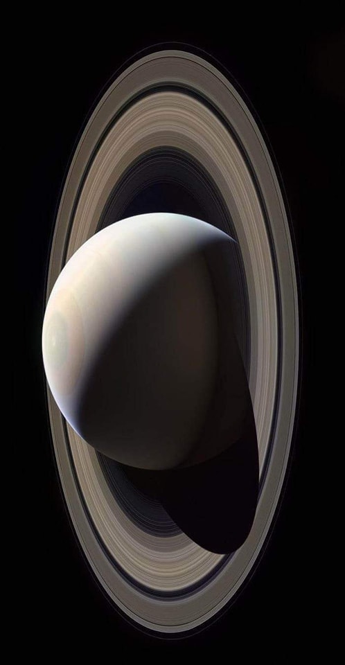 CuriosityonX's tweet photo. A breathtaking view of Saturn captured by NASA’s Cassini spacecraft! 😍 
Credit: NASA https://t.co/TrlOyHmaaN