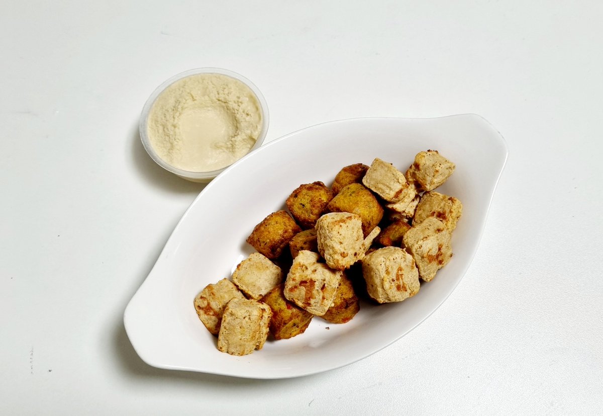 식물성 닭가슴살(?) 큐브랑 베지볼, 후무스.
생각보다 고기 질감과 향이 잘 나서 신기했다.