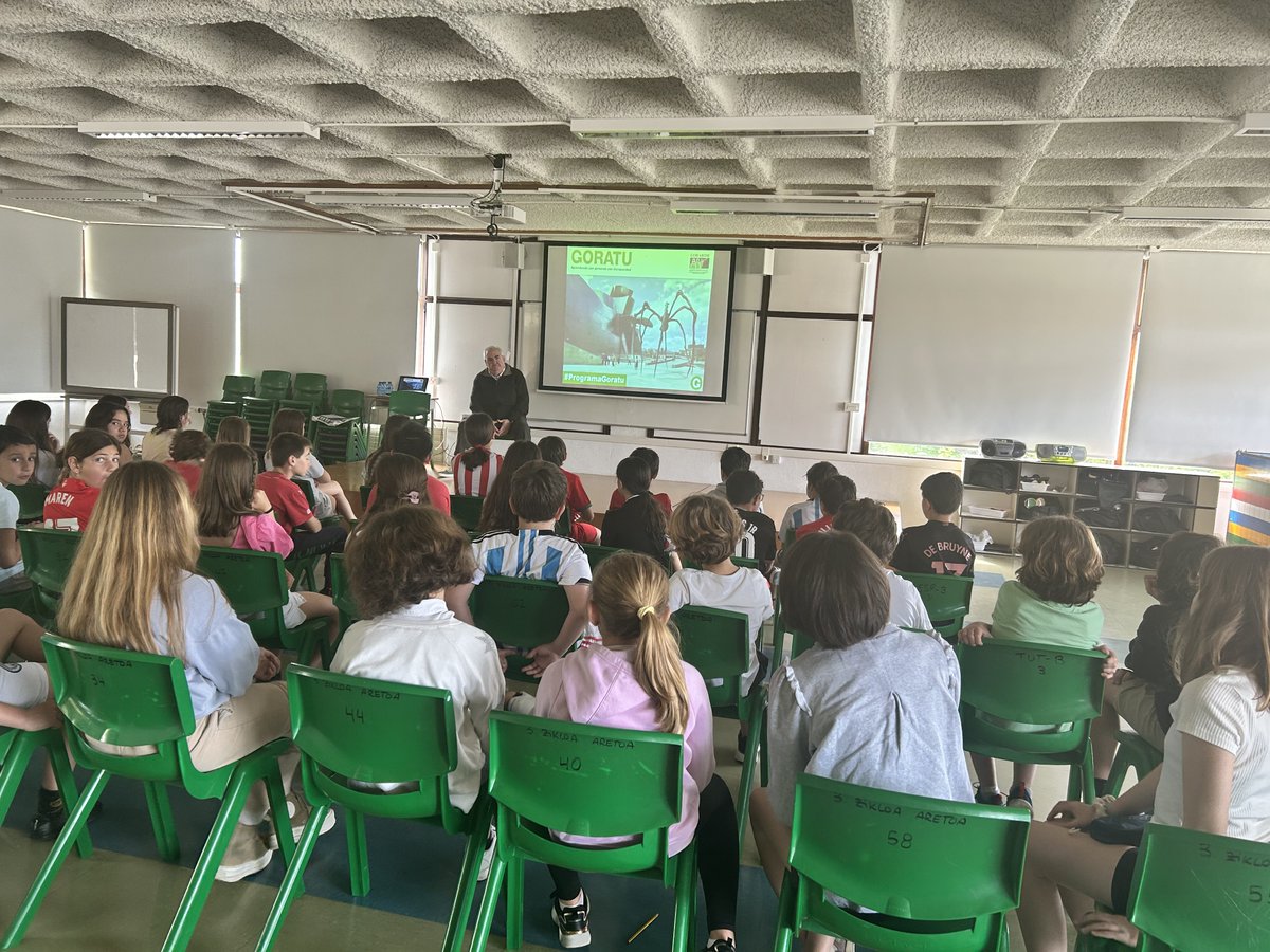 Gorabide's tweet photo. 🗣️ Hemos ofrecido tres charlas de nuestro #ProgramaGoratu a estudiantes de quinto de Primaria de @Lauroikastola, que han aprendido sobre la discapacidad intelectual en primera persona con una de nuestras personas expertas por experiencia. https://t.co/DF9byg2sVw