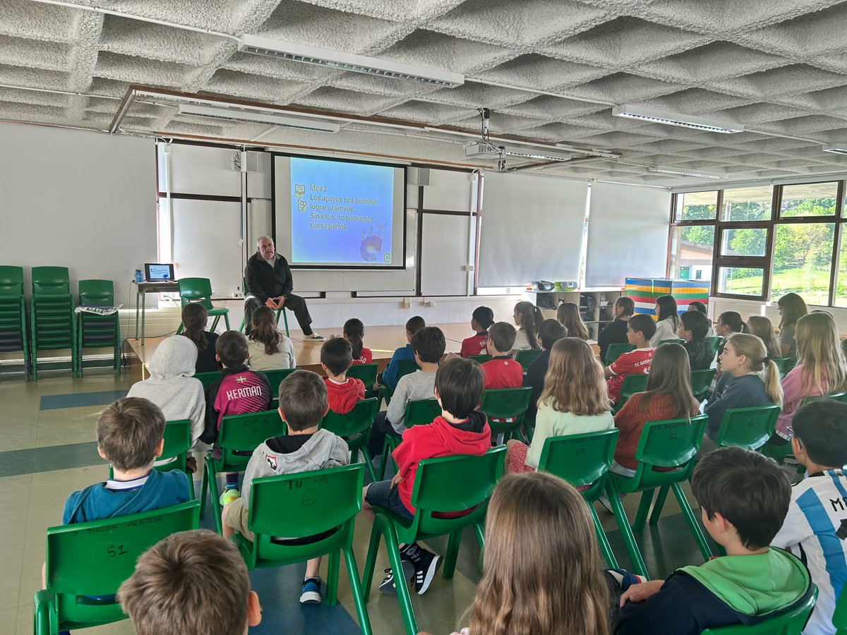 Gorabide's tweet photo. 🗣️ Hemos ofrecido tres charlas de nuestro #ProgramaGoratu a estudiantes de quinto de Primaria de @Lauroikastola, que han aprendido sobre la discapacidad intelectual en primera persona con una de nuestras personas expertas por experiencia. https://t.co/DF9byg2sVw