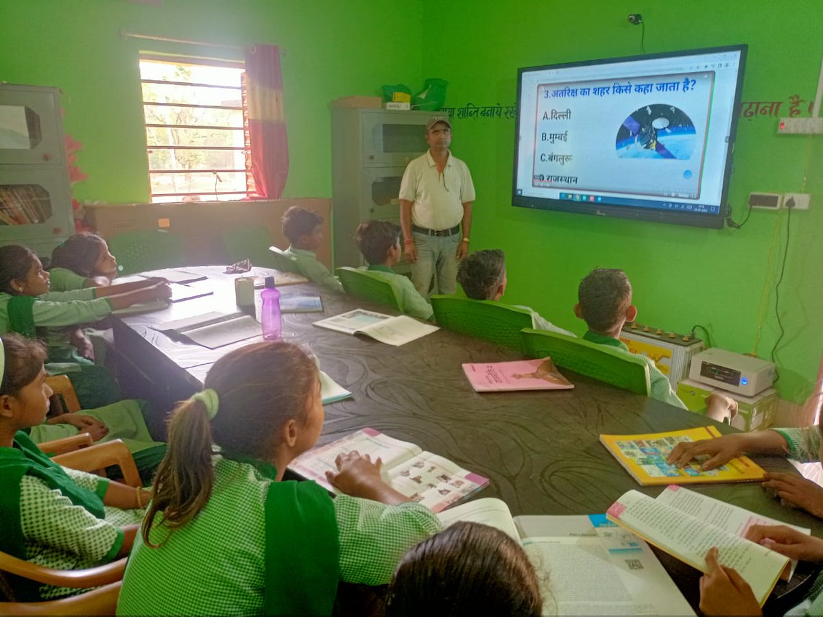 dcjamtara's tweet image. More than 35000 guidance classes completed in the last 2 1/2 years at panchayat level #CommunityLibraries of #Jamtara. 
@faiz_IAS 
@HemantSorenJMM