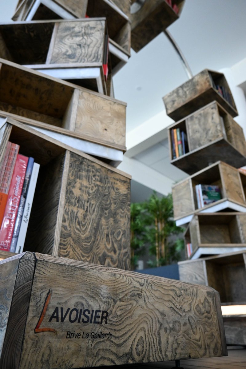 De #Brive à #Limoges en passant par #Rome, c’est au rectorat de l’<a href="/aclimoges/">Académie de Limoges</a> que la bibliothèque ArKoTek a posé ses valises.
👏Félicitations au lycée <a href="/LavoisierBrive/">Lycée Pro et UFA Lavoisier Brive</a> pour ce chef-d’œuvre ainsi qu'au lycée <a href="/exupery87/">LMM Saint-Exupéry Limoges</a> pour la logistique.
👉Rendez-vous le 10/04 #JDCO2023 !