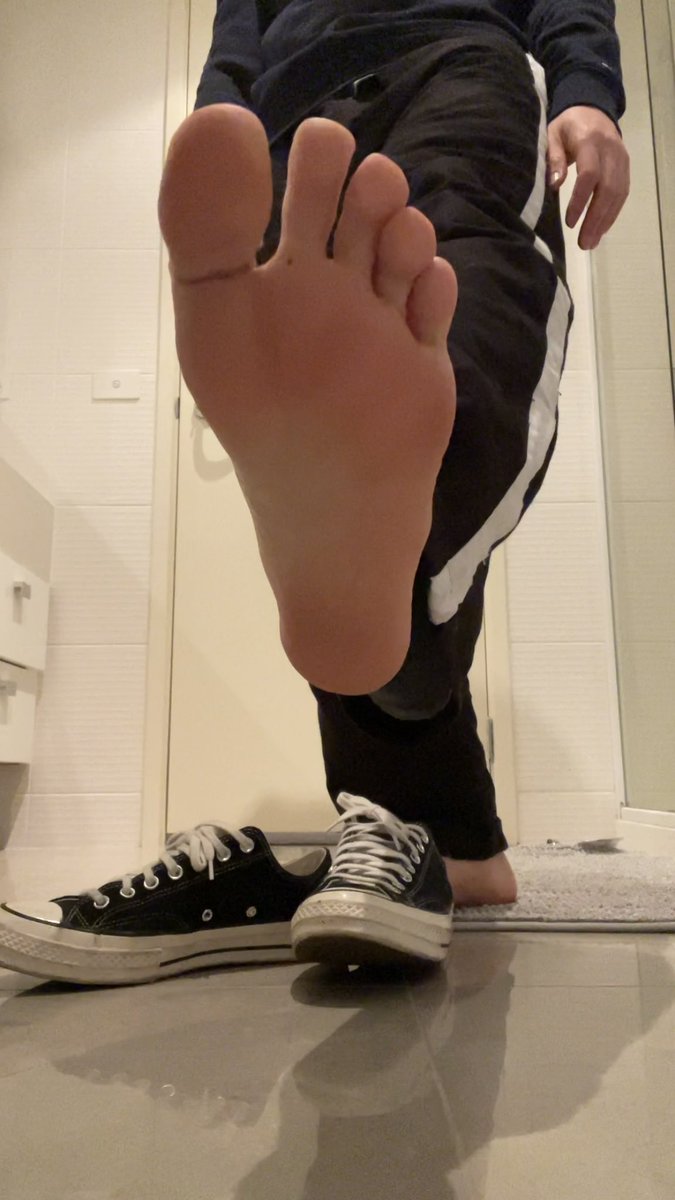 sockless_kai's tweet photo. Sweaty smelly feet after a long day

Full video -> https://t.co/C0ayxVrran https://t.co/mrKAPKAPpg