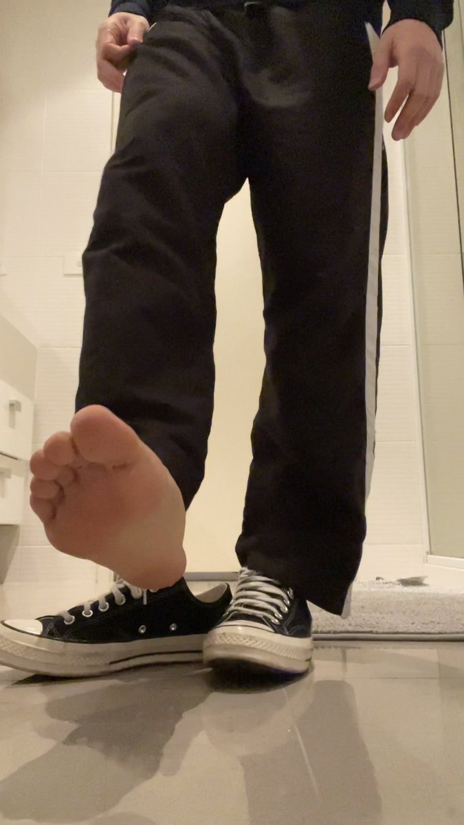 sockless_kai's tweet photo. Sweaty smelly feet after a long day

Full video -> https://t.co/C0ayxVrran https://t.co/mrKAPKAPpg