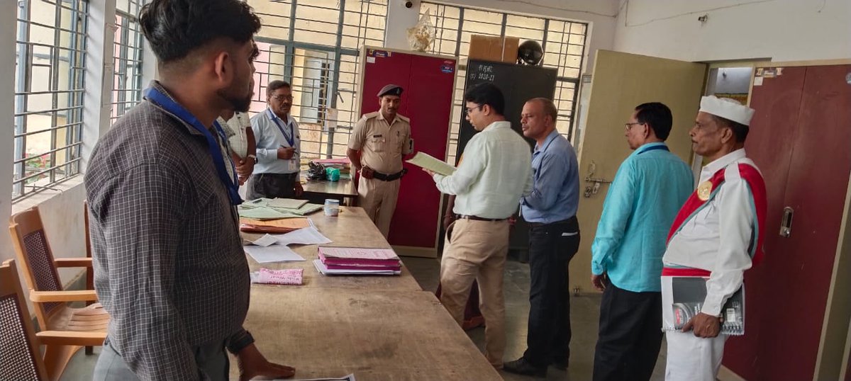 Saran_dm's tweet photo. जिलाधिकारी सारण श्री अमन समीर द्वारा आज दिनांक 03.05.23 को सामुदायिक स्वास्थ्य केंद्र, एकमा, प्रखंड/अंचल कार्यालय, एकमा, प्राथमिक स्वास्थ्य केंद्र, लहलादपुर, प्रखंड/अंचल कार्यालय, लहलादपुर का औचक निरीक्षण किया गया तथा ..(1/2)
@IPRD_Bihar https://t.co/UH4fwkBg7y
